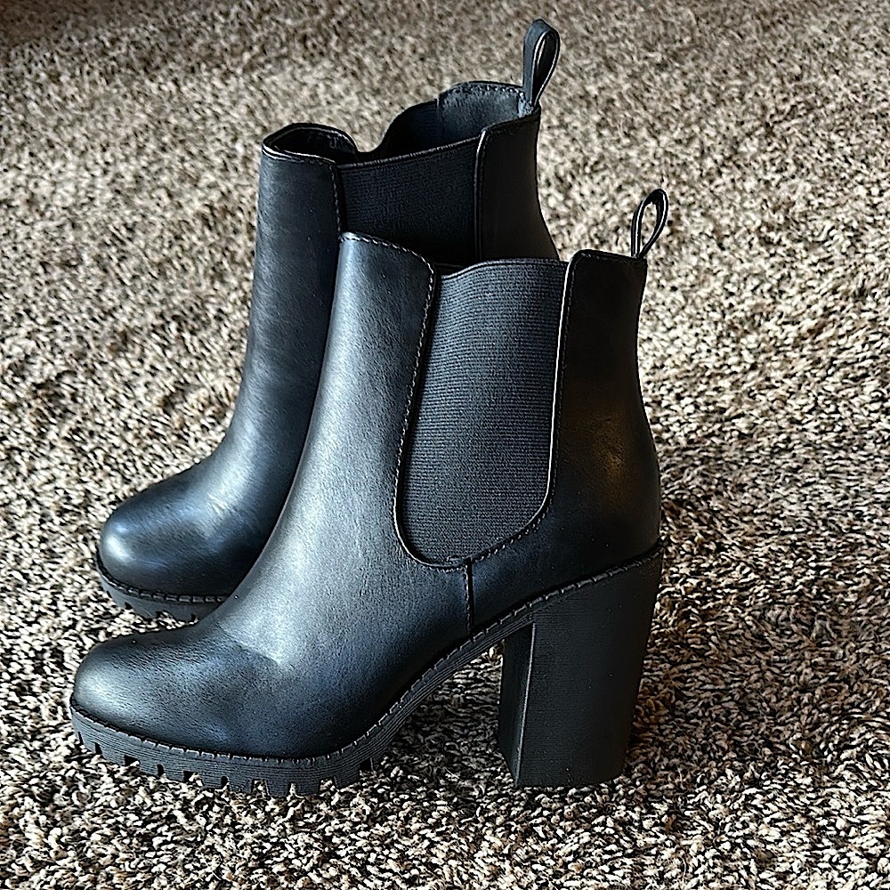 Soda Black Ankle Boots with Chunky Heel and Elastic Panels